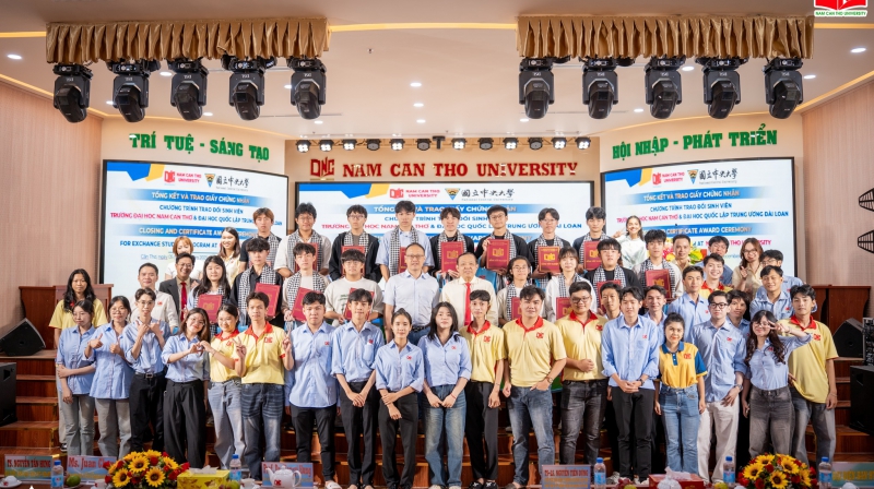 Nam Can Tho University Hosts Closing Ceremony and Presents Certificates to Students…