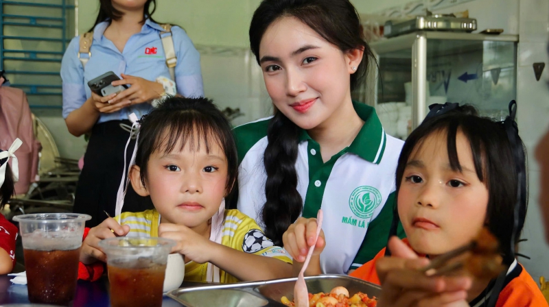 Mam La Nho Club Organizes a Tet Photo Shoot and Lunch Program for Children at Hoa…