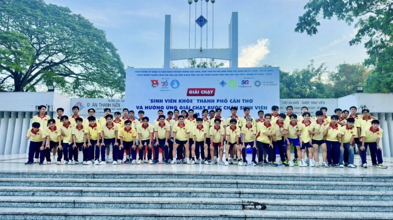 Over 200 students from Nam Can Tho University participate in the “Healthy students”…