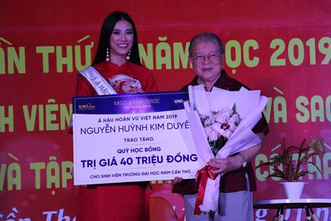 Á hậu Nguyễn Huỳnh Kim Duyên tặng học bổng cho sinh viên nghèo ở Cần Thơ -  Báo Cần Thơ Online