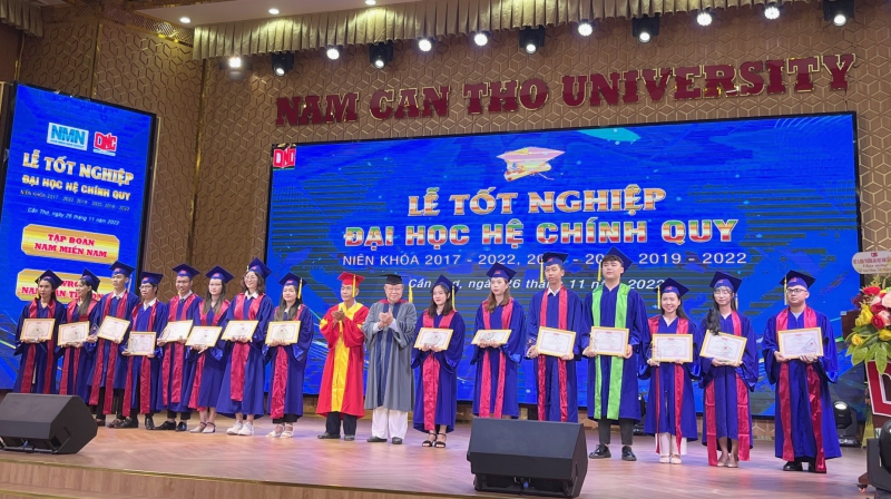 Báo điện tử Thanh Niên đưa tin: Hơn 1.300 sinh viên thuộc 17 ngành của Trường ĐH Nam Cần Thơ vừa được trao bằng tốt nghiệp.