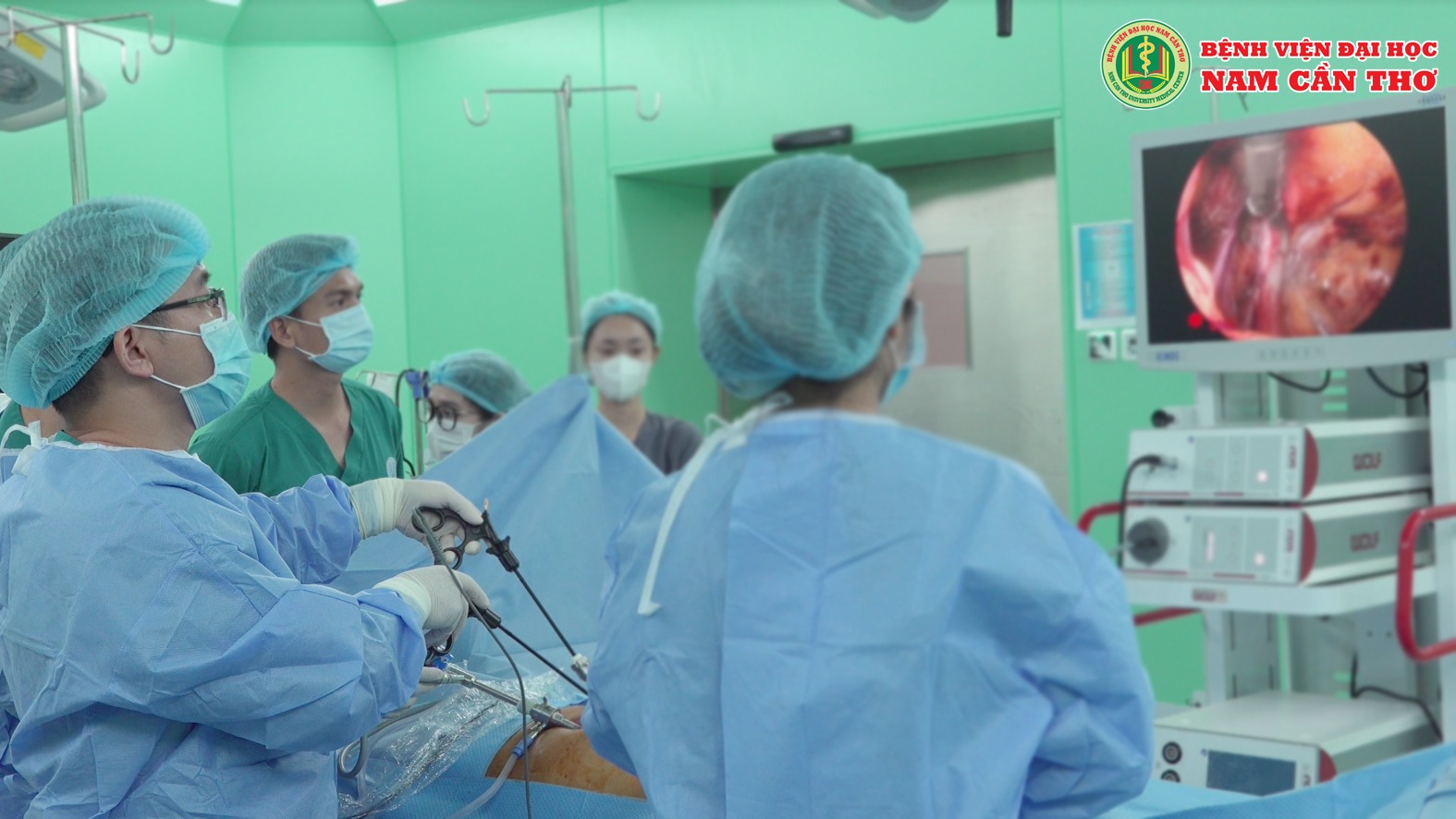 Bệnh viện Đại học Nam Cần Thơ phối hợp cùng chuyên gia Bệnh viện Trung ương Huế phẫu thuật nội soi thoát vị bẹn tái phát nặng cho bệnh nhân